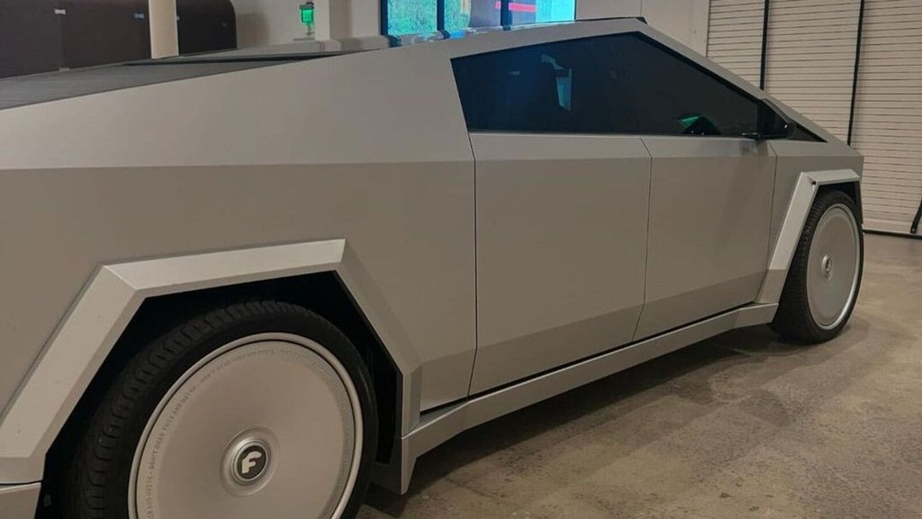 Kim Kardashian i njen prilagođeni Tesla Cybertruck